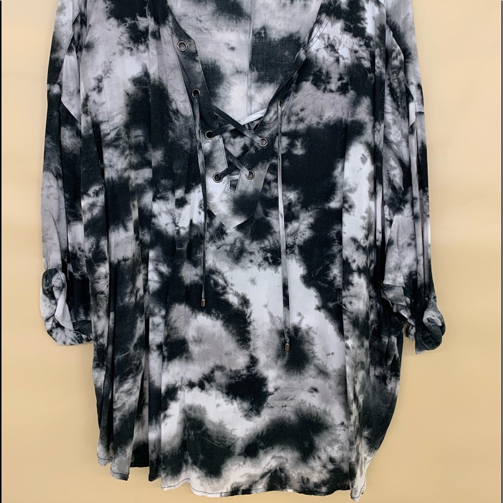 A.N.A. Womens 1X black/white/gray tie-dye 3/4 sleeve lace front tunic top